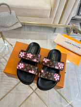 Load image into Gallery viewer, Monogram Flower Slides