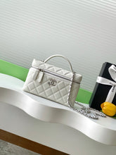 Load image into Gallery viewer, CC Crossbody Chain Purse
